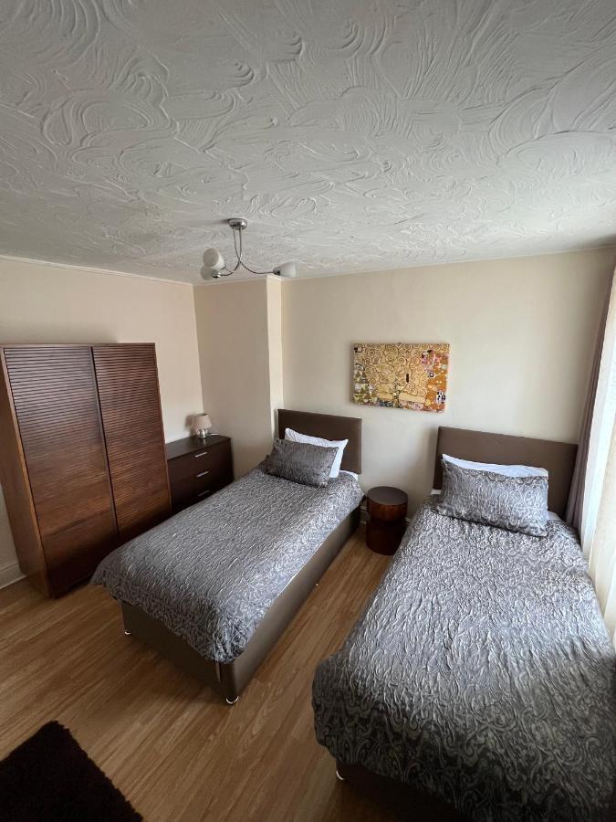 Stay In Yeovil Town Centre, Large 2 Bd Apt With Parking, Sleeps 4 Ngoại thất bức ảnh