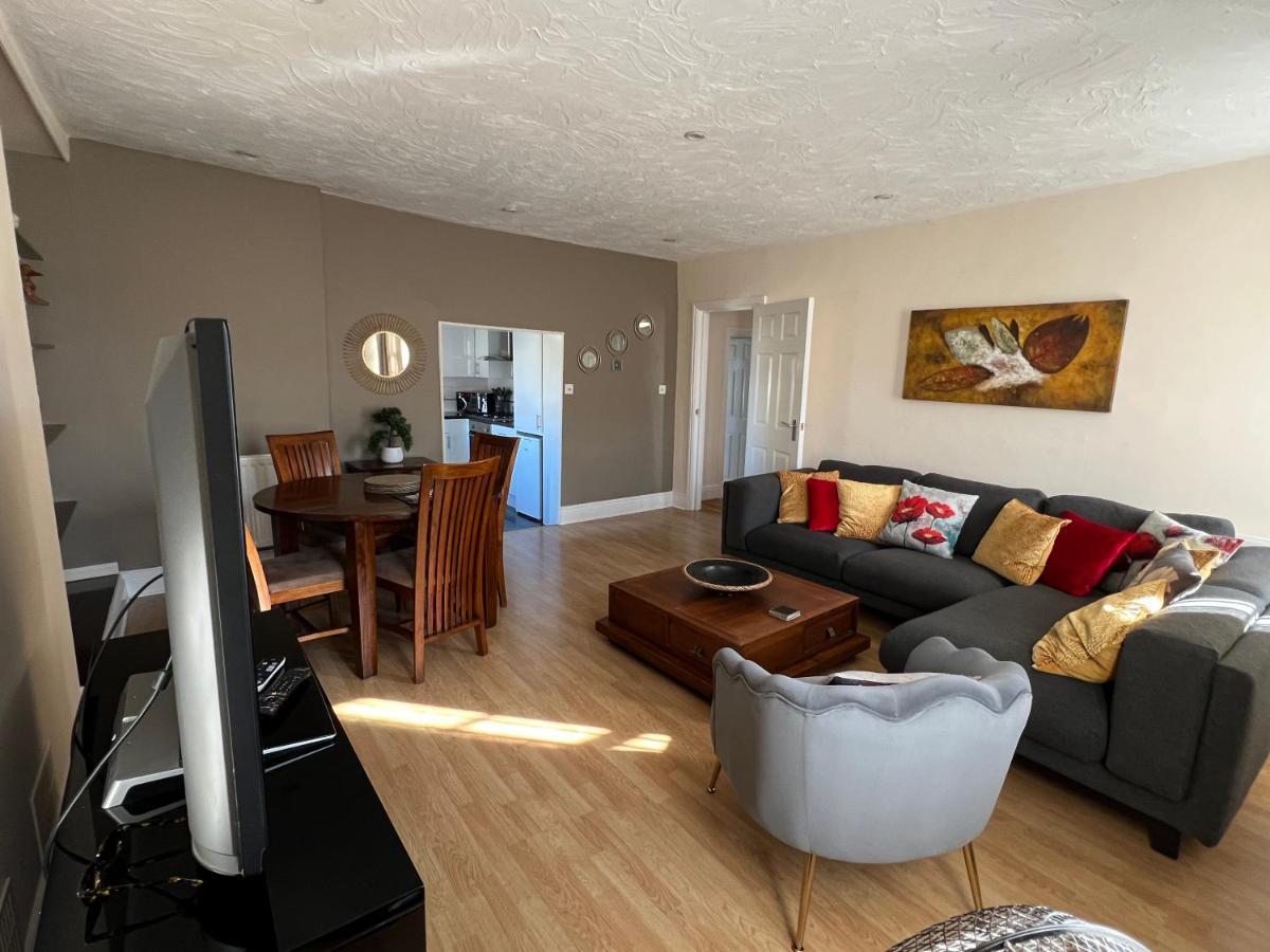 Stay In Yeovil Town Centre, Large 2 Bd Apt With Parking, Sleeps 4 Ngoại thất bức ảnh
