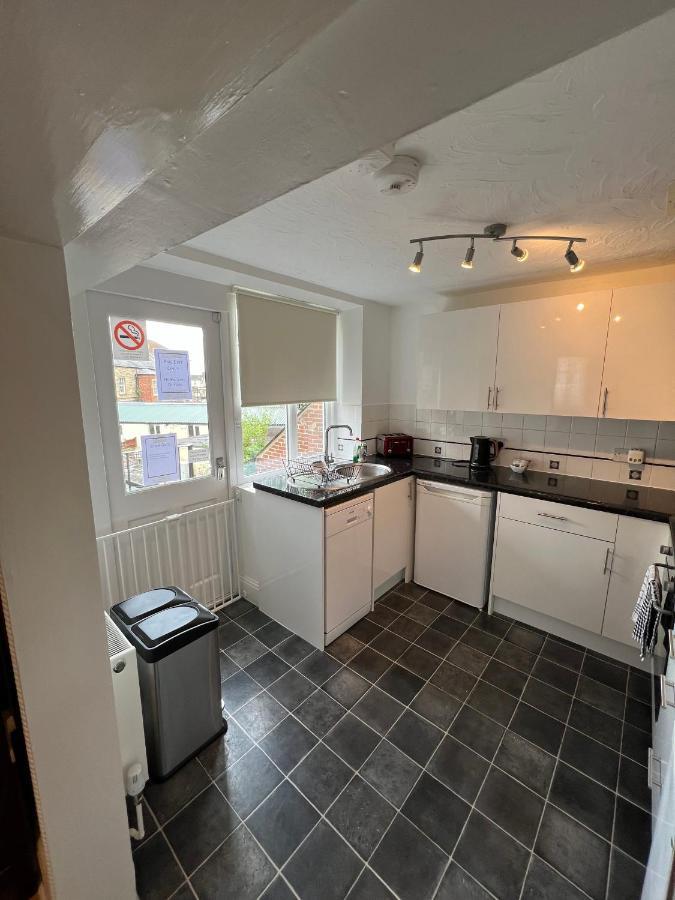 Stay In Yeovil Town Centre, Large 2 Bd Apt With Parking, Sleeps 4 Ngoại thất bức ảnh